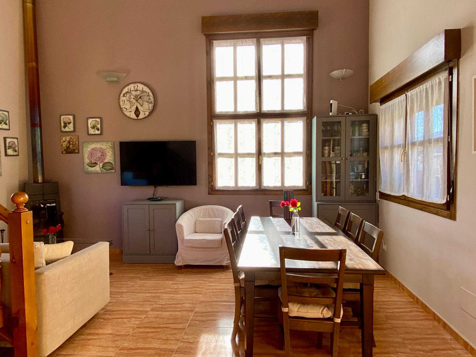 Salón con Chimenea Vista desde el pasillo