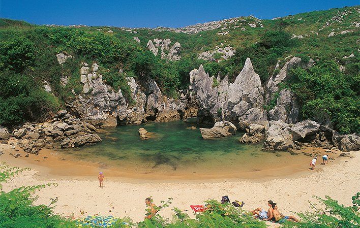 Playa interior de Gulpiyuri en Llanes, Monumento Natural de Asturias
