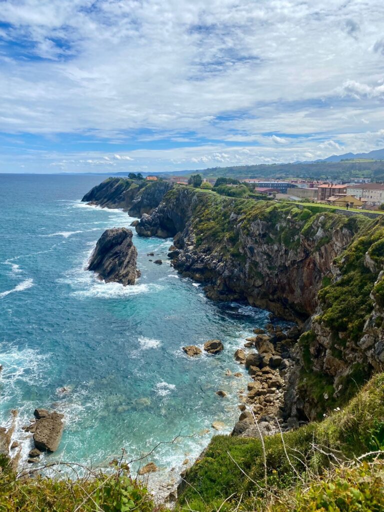 Vistas impresionantes de los acantilados y las aguas turquesas del Mar Cant abrico, capturando la belleza natural del entorno de Casa Rural la Xana de Llanes en Asturias.